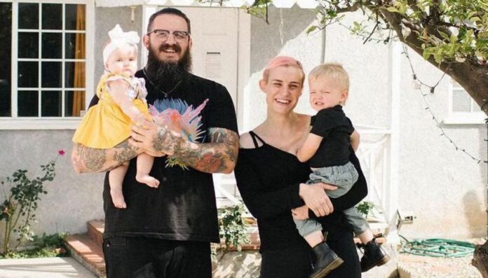 Brody king and his wife Emily Anderson with two kids