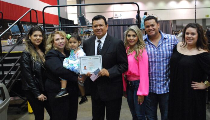 Fernando Valenzuela with his wife Linda Burgos and children