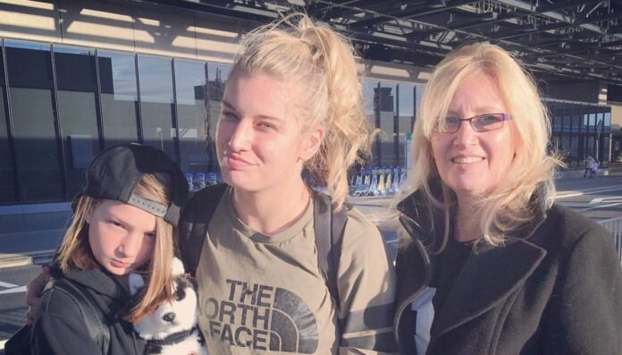 Toni Storm with her mother Wendy Rossall and sister